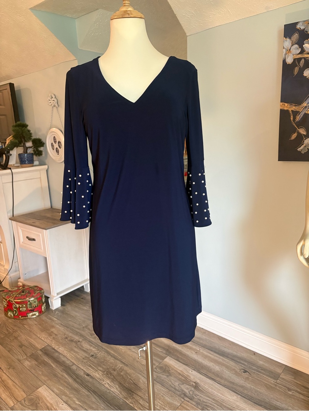 Roz & Ali Navy V-Neck Shift Dress with Pearl-Accent Bell Sleeves med petite